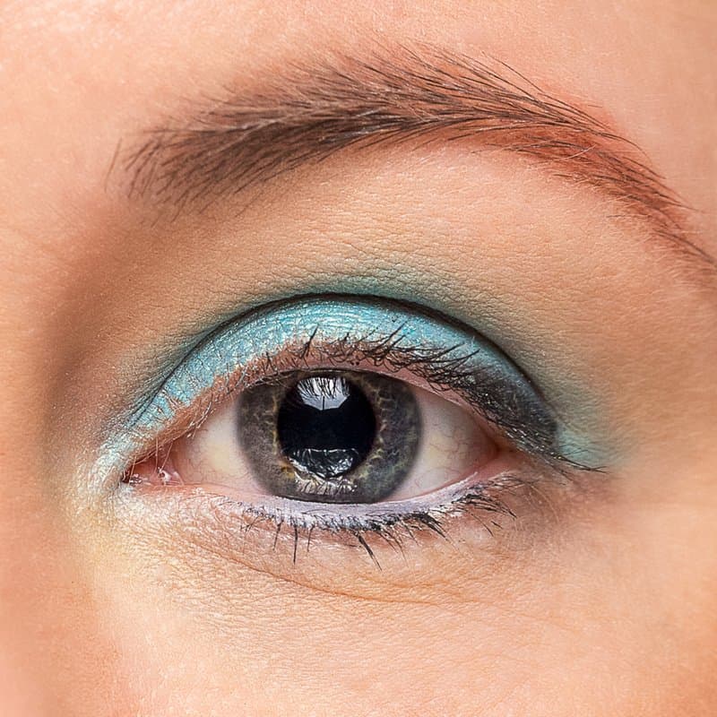 Soft teal eye makeup by Curl Up & Dye